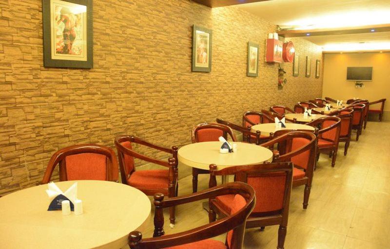 Hotel Eden Roc Bhubaneswar Bagian luar foto